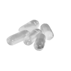 Pět čirých kapslí z křemenného skla (terp pearls) do bangeru na bílém pozadí
