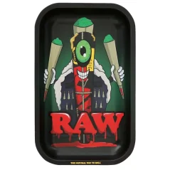 Černý kovový balicí tácek RAW s kresleným motivem jednookého monstra držícího dutinky a červeným logem RAW