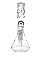 Čirý skleněný beaker bong Heisenberg Baby Bitch s bílým náustkem a skleněnými kapkami na hrdle, čelní pohled Čirý skleněný beaker bong Heisenberg Baby Bitch s bílým náustkem a skleněnými kapkami na hrdle, čelní pohled