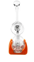 Skleněný bong Heisenberg Clockwork s kulovou horní komorou a oranžovou silikonovou základnou, pohled zepředu