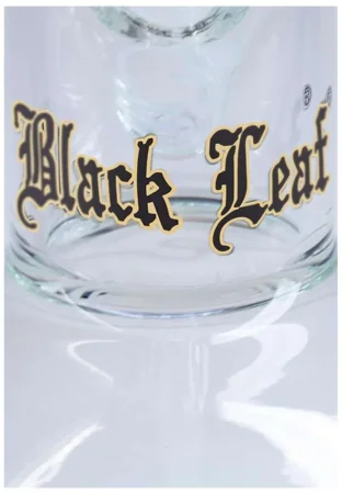 Detail černo-zlatého loga Black Leaf na čirém skle bongu