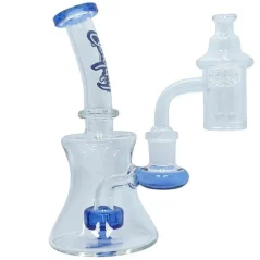 Čirý skleněný bubbler Dogg Lbs Everyday Mini Rig s modrými akcenty, bangerem a carb víčkem s kuličkami Čirý skleněný bubbler Dogg Lbs Everyday Mini Rig s modrými akcenty, bangerem a carb víčkem s kuličkami