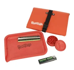 Cestovní balicí sada Honeypuff Hemp Red: oranžové látkové pouzdro s přezkou, červený tácek, drtička, zapalovač a papírky