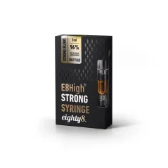 Černá krabička E8High Strong Syringe Zkittles od Eighty8 s okénkem, za kterým je vidět skleněná stříkačka s jantarovým koncentrátem