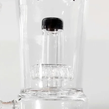 Detail bubnového Drum perkolátoru s černým zakončením v horní baňce bongu