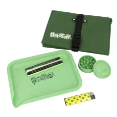 Sada Honeypuff Hemp Green: zelené látkové pouzdro s přezkou, balicí tácek, dvoudílná drtička, papírky a žlutý zapalovač