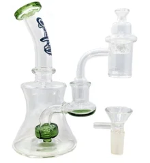 Zelený skleněný bubbler Dogg Lbs Everyday Mini Rig s bangerem, carb capem a kotlíkem Zelený skleněný bubbler Dogg Lbs Everyday Mini Rig s bangerem, carb capem a kotlíkem