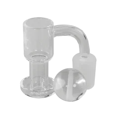 Čirý quartz banger terp slurper s matným zábrusem a skleněnou carb cap kuličkou na bílém pozadí