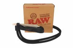 Černý držák na joint RAW Hands Free Smoker se šňůrkou na krk, položený před krabičkou RAW