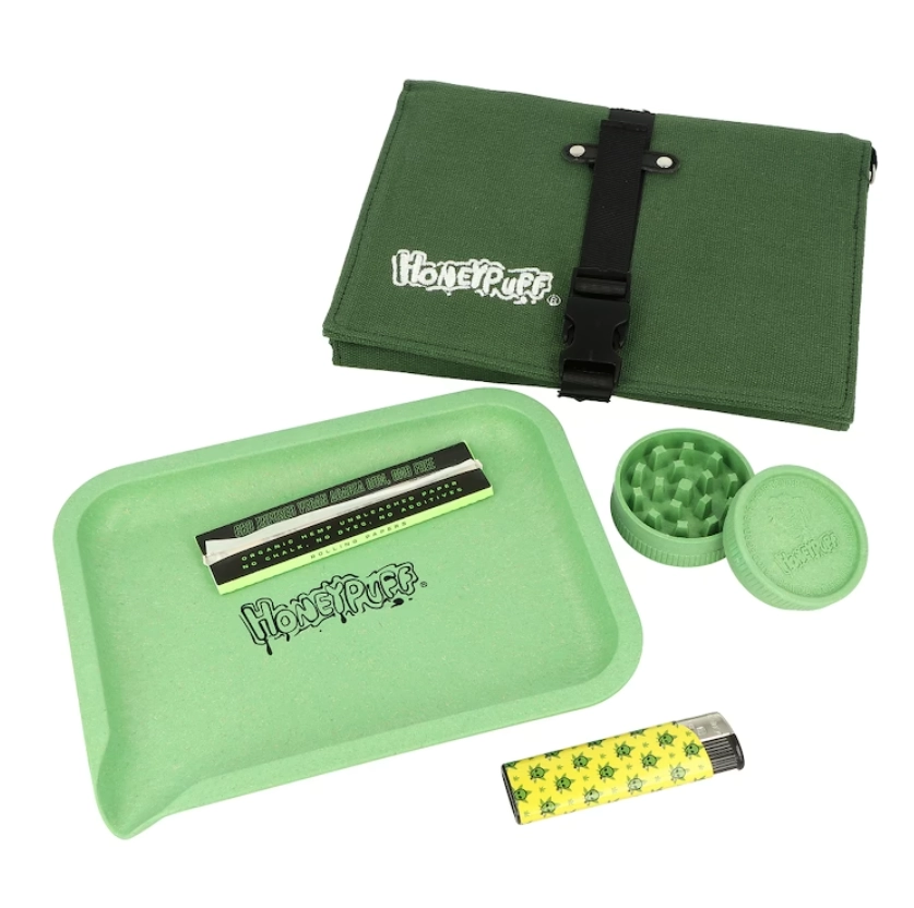 Sada Honeypuff Hemp Green: zelené látkové pouzdro s přezkou, balicí tácek, dvoudílná drtička, papírky a žlutý zapalovač