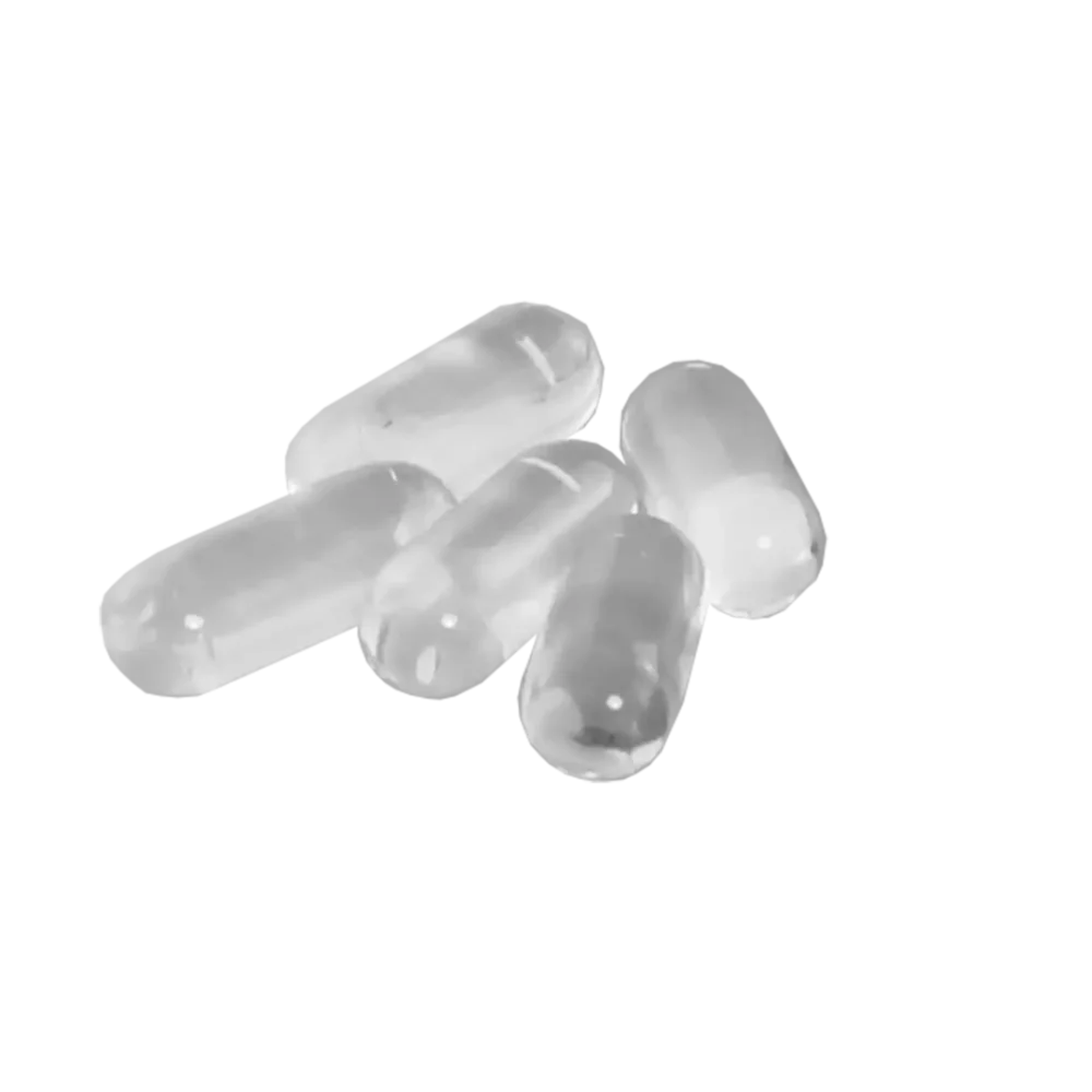 Pět čirých kapslí z křemenného skla (terp pearls) do bangeru na bílém pozadí