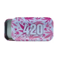 Otevřená plechová krabička s víkem jako táckem, růžové konopné listy a nápis 420 na světlém podkladu