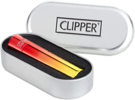 Kovový Clipper s přechodem západu slunce uložený v černém molitanu stříbrné dárkové krabičky CLIPPER