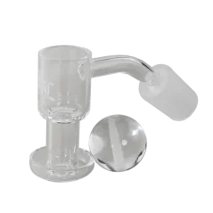 Čirý quartz banger typu terp slurper se zábrusem a skleněná carb cap kulička s bílým proužkem