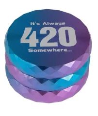 Kovová drtička s duhovým diamantovým brusem a gravírovaným nápisem It's Always 420 Somewhere na víku